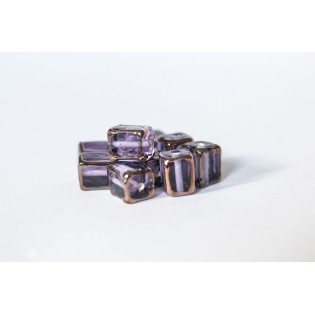 Ručně vinuté skleněné perly – fialová kostka